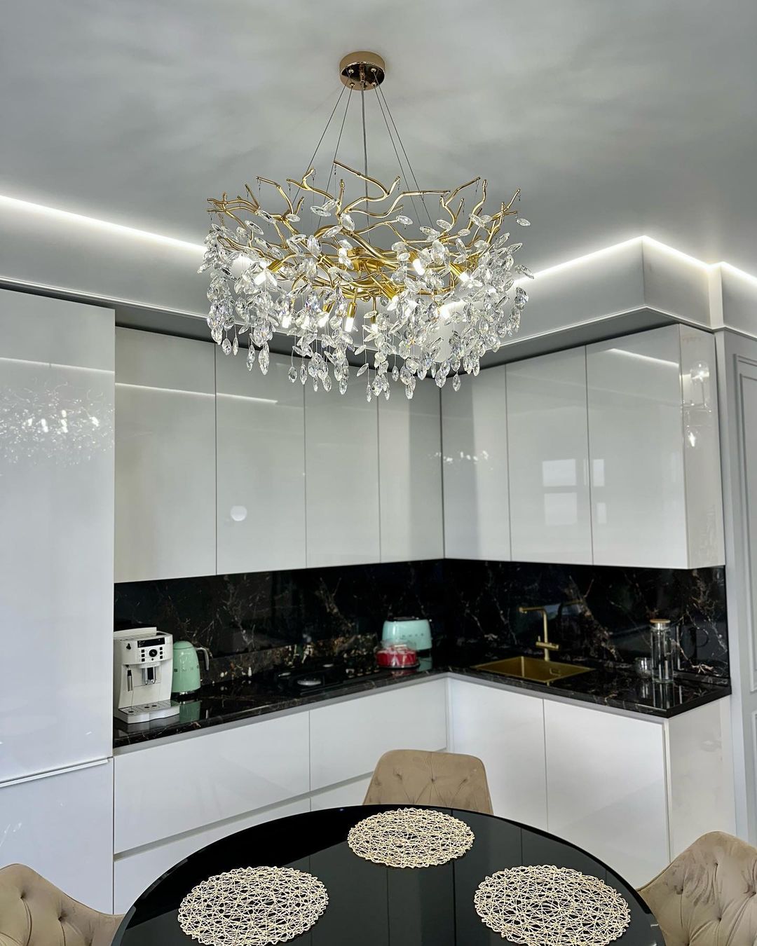 https://cdn.shopify.com/s/files/1/0618/9567/1984/files/fanci-chandeliers-french-branch-crystal-chandelier-with-elegant-crystal-leaves-9.jpg?v=1765943505